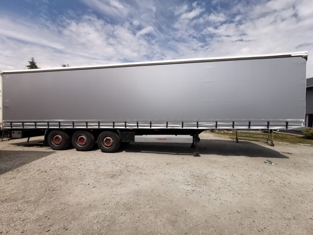 Szara plandeka burtowa curtainsider na naczepę Krone – plandeki transportowe TIR na wymiar KRM Plandeki