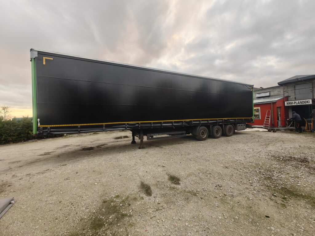 Czarna plandeka burtowa na naczepę TIR – plandeki transportowe na wymiar KRM Plandeki Stęszew