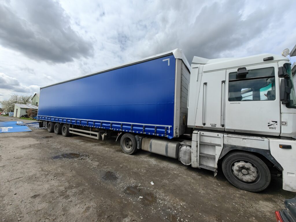 Niebieska plandeka burtowa na naczepę TIR – plandeki transportowe na wymiar KRM Plandeki Stęszew