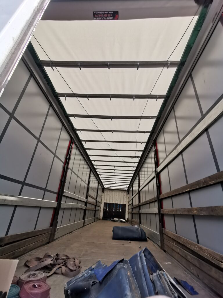 Wnętrze naczepy TIR z białą plandeką dachową – plandeka dachowa naczepa na wymiar KRM Plandeki