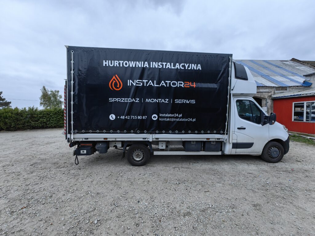 Czarna plandeka reklamowa z nadrukiem Instalator24 na busie – plandeki z nadrukiem KRM Plandeki